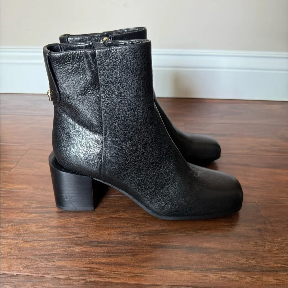AEROSOLES NWT Ortona Black Ankle Boots with Gold Zippers &Block Heel -Size 5.5